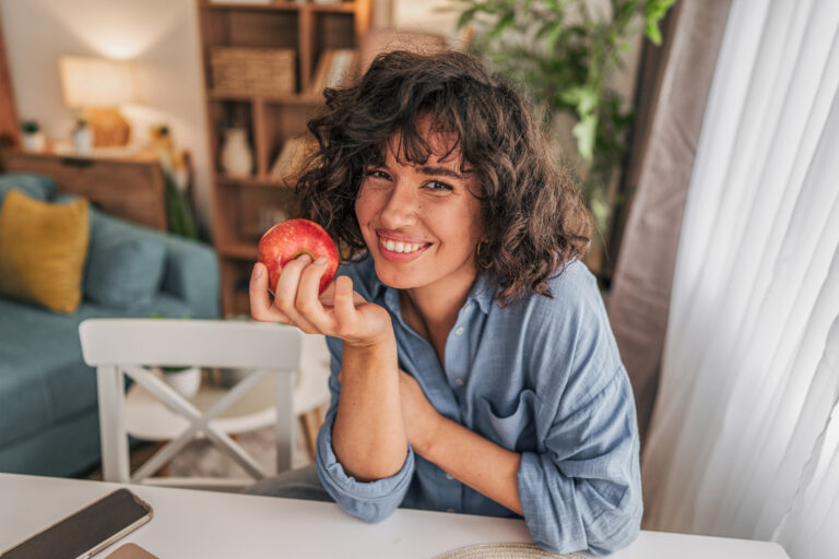 Frau mit Apfel in der Hand